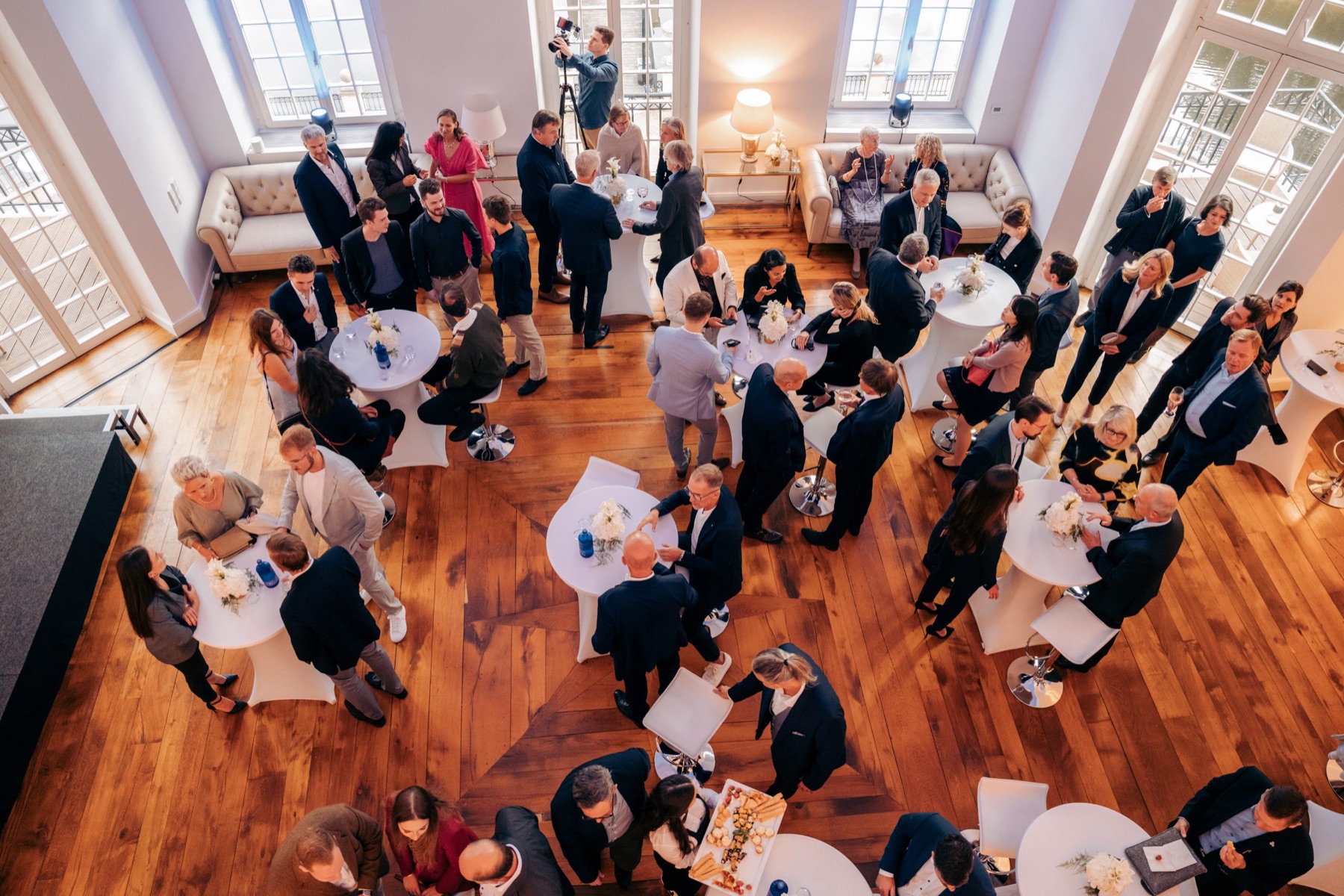 Blick von der Galerie auf Begegnungen und Gesprächsgruppen bei einem früheren Event