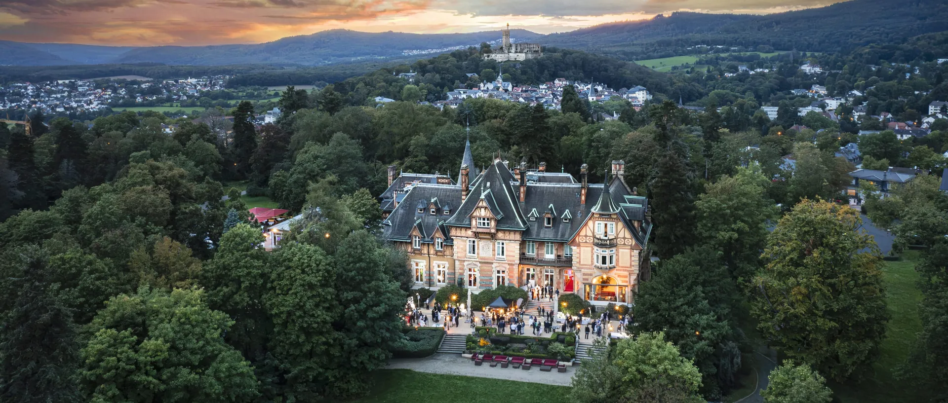 Villa Rothschild mit Park und Taunuslandschaft im Abendlicht