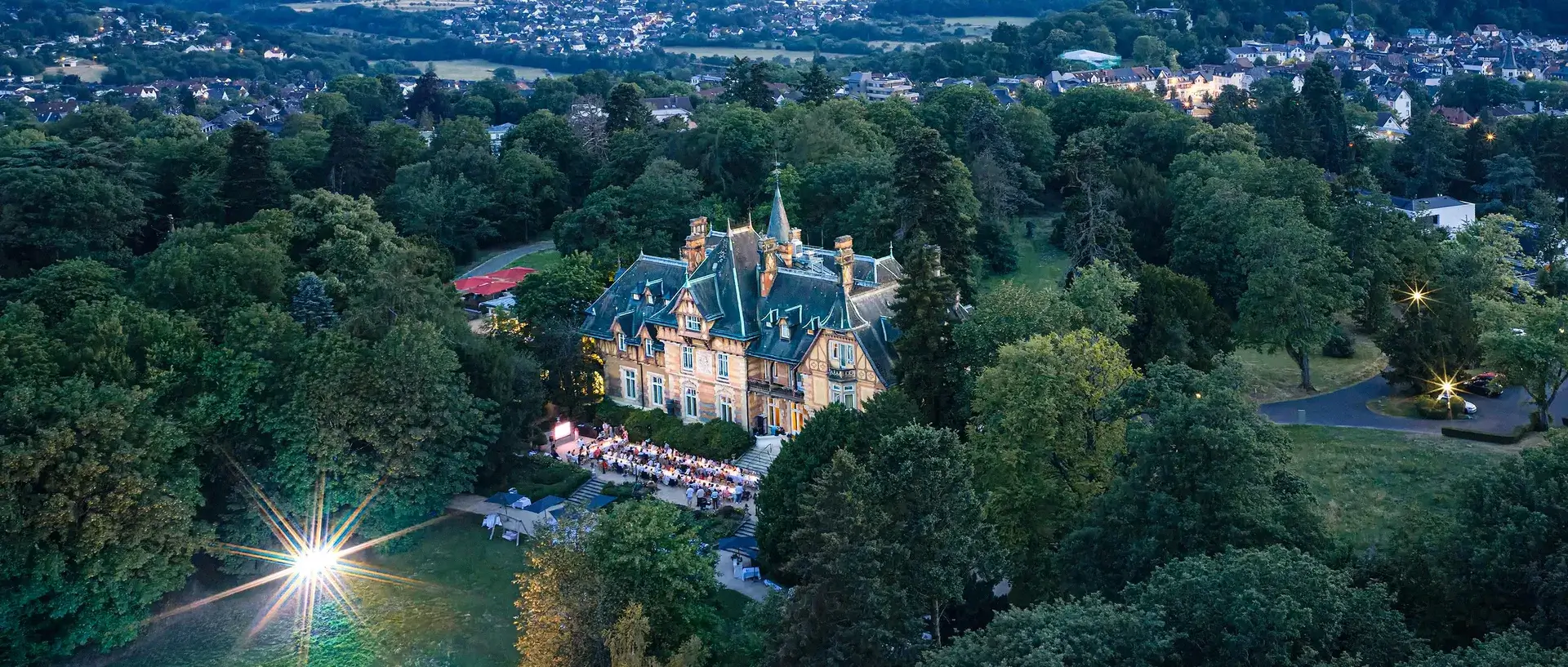 Seitliche Luftaufnahme der Villa Rothschild und ihres Parks