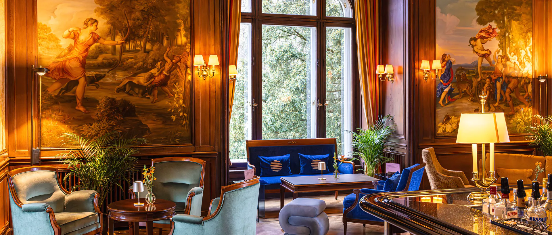 Tizian’s Bar mit historischen Wandgemälden und Sitzgruppen